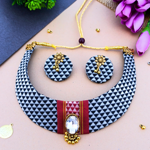Black & White Khun Choker